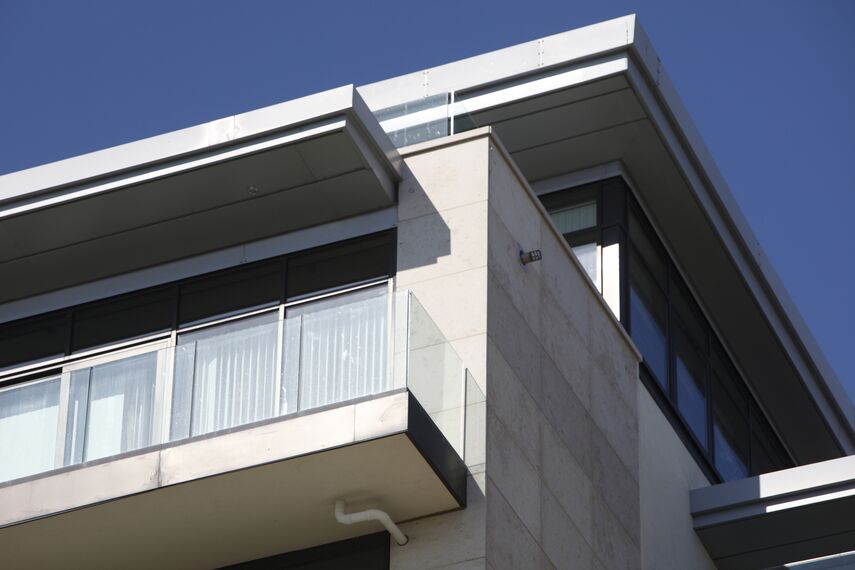 CP 96 Drzwi przesuwne aluminiowe oraz ConceptWall 50 Ściany osłonowe aluminiowe - Apartmentcompleks Azure Project zlokalizowany w Plymouth, Zjednoczone Królestwo