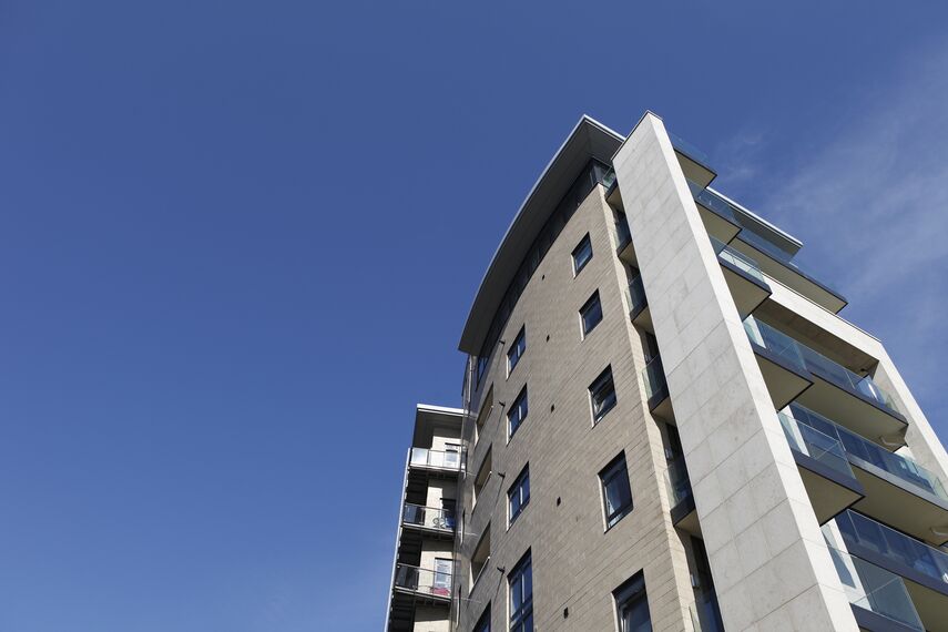 CP 96 Drzwi przesuwne aluminiowe oraz ConceptWall 50 Ściany osłonowe aluminiowe - Apartmentcompleks Azure Project zlokalizowany w Plymouth, Zjednoczone Królestwo