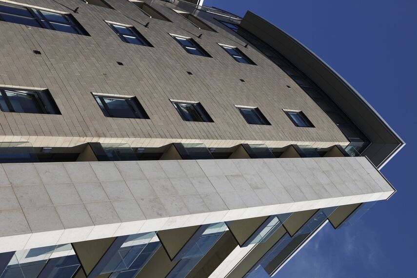 CP 96 Drzwi przesuwne aluminiowe oraz ConceptWall 50 Ściany osłonowe aluminiowe - Apartmentcompleks Azure Project zlokalizowany w Plymouth, Zjednoczone Królestwo