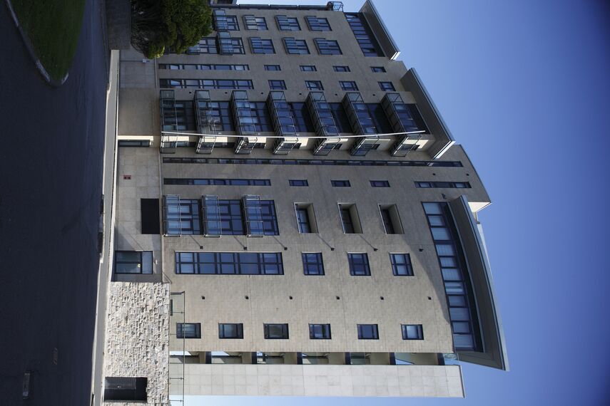 CP 96 Drzwi przesuwne aluminiowe oraz ConceptWall 50 Ściany osłonowe aluminiowe - Apartmentcompleks Azure Project zlokalizowany w Plymouth, Zjednoczone Królestwo