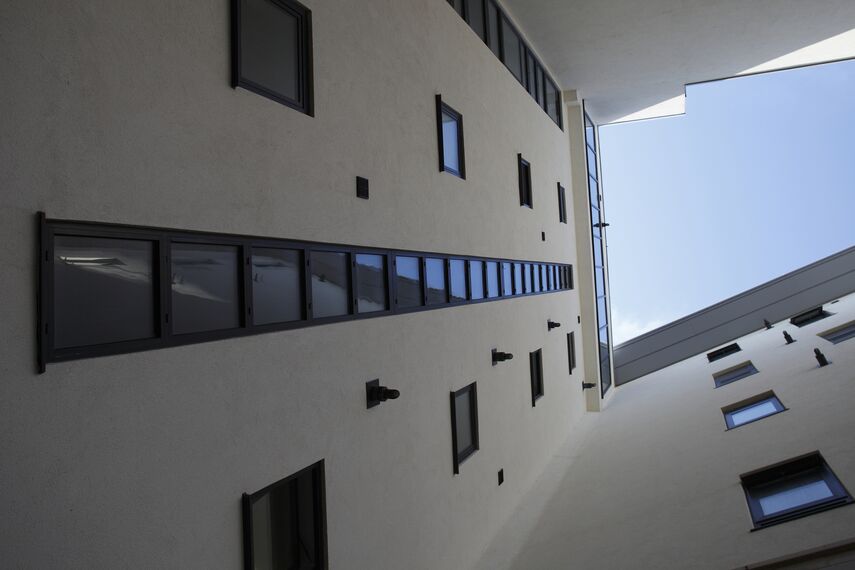 CP 96 Drzwi przesuwne aluminiowe oraz ConceptWall 50 Ściany osłonowe aluminiowe - Apartmentcompleks Azure Project zlokalizowany w Plymouth, Zjednoczone Królestwo