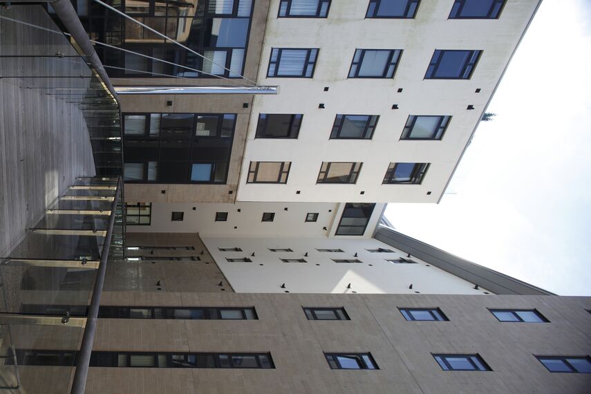 CP 96 Drzwi przesuwne aluminiowe oraz ConceptWall 50 Ściany osłonowe aluminiowe - Apartmentcompleks Azure Project zlokalizowany w Plymouth, Zjednoczone Królestwo