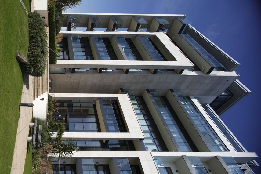 CP 96 Drzwi przesuwne aluminiowe oraz ConceptWall 50 Ściany osłonowe aluminiowe - Apartmentcompleks Azure Project zlokalizowany w Plymouth, Zjednoczone Królestwo