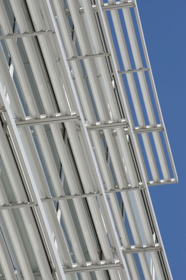 ConceptWall 50 Ściany osłonowe aluminiowe oraz BriseSoleil 100 Osłony przeciwsłoneczne - Office building Urząd Dzielnicy Bielany zlokalizowany w Warsaw, Polska