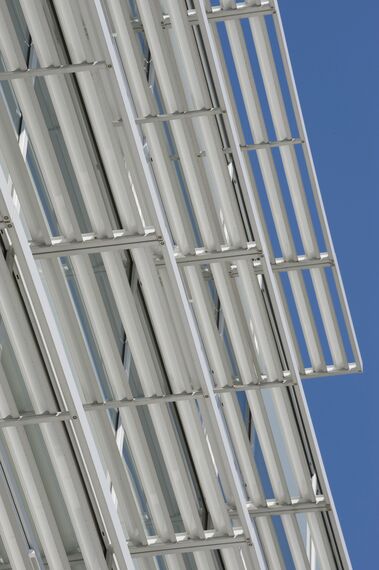 ConceptWall 50 Ściany osłonowe aluminiowe oraz BriseSoleil 100 Osłony przeciwsłoneczne - Office building Urząd Dzielnicy Bielany zlokalizowany w Warsaw, Polska