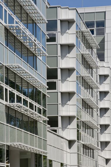 ConceptWall 50 Ściany osłonowe aluminiowe oraz BriseSoleil 100 Osłony przeciwsłoneczne - Office building Urząd Dzielnicy Bielany zlokalizowany w Warsaw, Polska