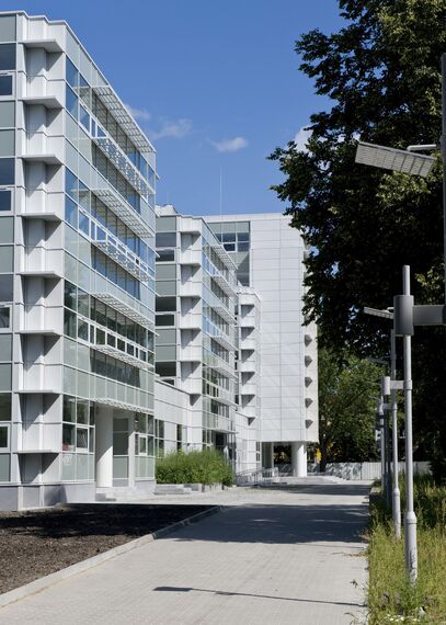 ConceptWall 50 Ściany osłonowe aluminiowe oraz BriseSoleil 100 Osłony przeciwsłoneczne - Office building Urząd Dzielnicy Bielany zlokalizowany w Warsaw, Polska