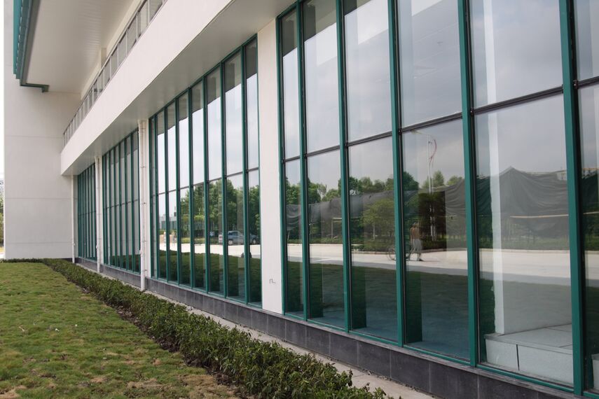 ConceptWall 60 Ściany osłonowe aluminiowe oraz BriseSoleil 100 Osłony przeciwsłoneczne - Sports centre Shanghai Qizhong Tennis Centre zlokalizowany w Shanghai, Chiny