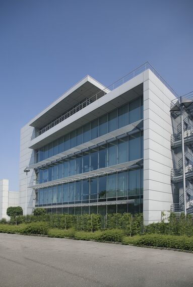 BriseSoleil 100 Osłony przeciwsłoneczne oraz ConceptWall 50 Ściany osłonowe aluminiowe - Office building MSC zlokalizowany w Antwerp, België