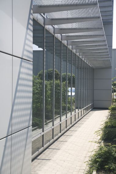 BriseSoleil 100 Osłony przeciwsłoneczne oraz ConceptWall 50 Ściany osłonowe aluminiowe - Office building MSC zlokalizowany w Antwerp, België