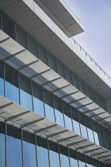 BriseSoleil 100 Osłony przeciwsłoneczne oraz ConceptWall 50 Ściany osłonowe aluminiowe - Office building MSC zlokalizowany w Antwerp, België