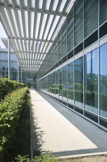 BriseSoleil 100 Osłony przeciwsłoneczne oraz ConceptWall 50 Ściany osłonowe aluminiowe - Office building MSC zlokalizowany w Antwerp, België