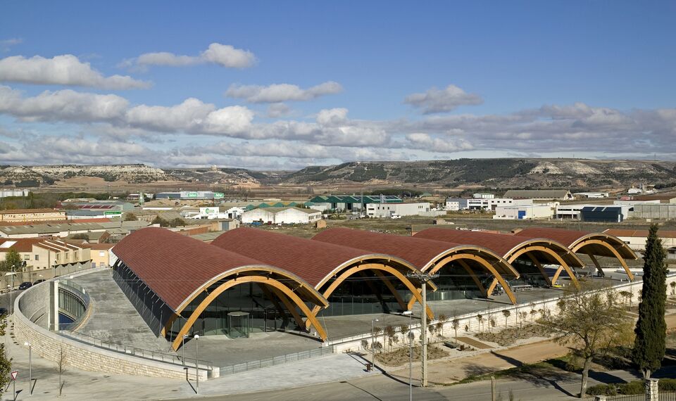 ConceptWall 50 Ściany osłonowe aluminiowe - Bodega/Wine cellar Bodegas Protos zlokalizowany w Valladolid, Hiszpania