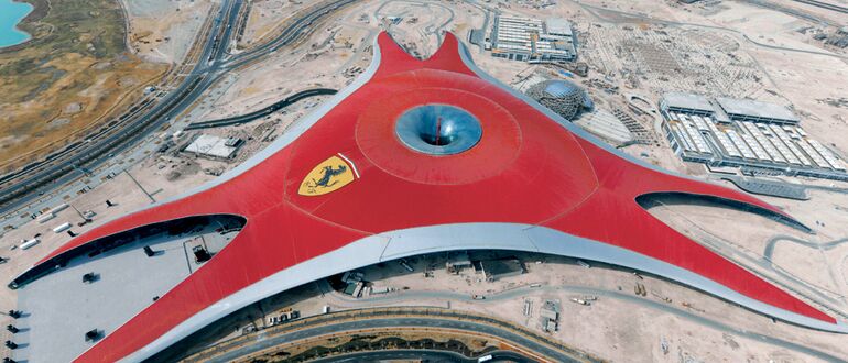 Widok z lotu ptaka na Ferrari World w Abu Zabi.