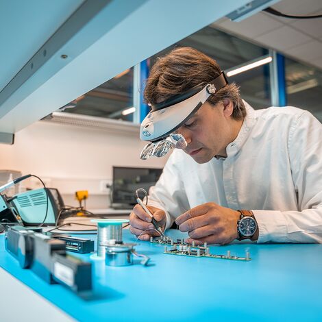 Expert working on electronics at the Reynaers Technology Centre.