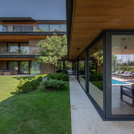 CW 50-SC Ściany osłonowe aluminiowe oraz MasterLine 8 HI+ Okna aluminiowe - M House zlokalizowany w Voluntari, Rumunia