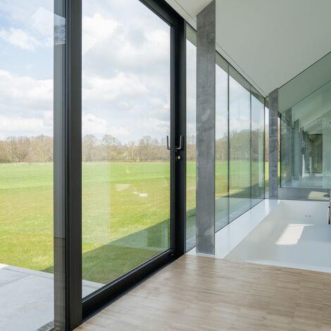 SlimLine 38 Drzwi aluminiowe, ConceptPatio 130 Drzwi przesuwne aluminiowe oraz ConceptSystem 77 Okna aluminiowe - Het Kleine Krikhaar zlokalizowany w Geesteren, Holandia