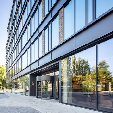 ConceptWall 50 Ściany osłonowe aluminiowe, MasterLine 8 OKNA, CW 50-HI Ściany osłonowe aluminiowe, CW 50-SC Ściany osłonowe aluminiowe, MasterLine 8 HI OKNA oraz MasterLine 8 Hidden Vent OKNA - X20 zlokalizowany w Warsaw, Polska