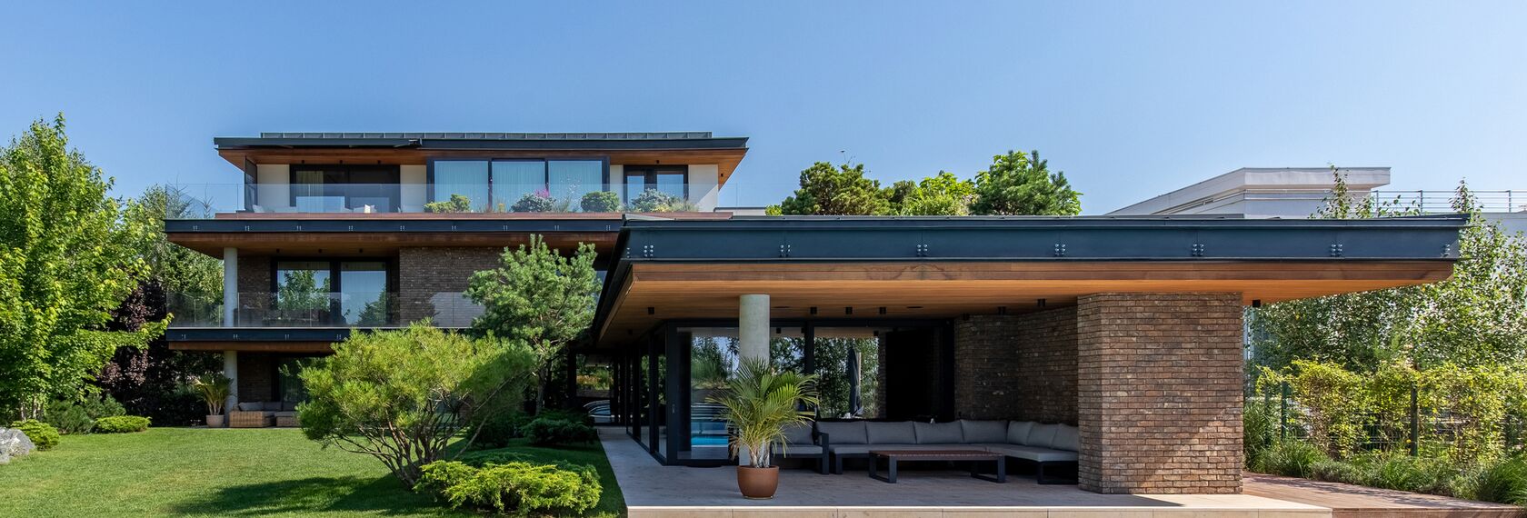 CW 50-SC Ściany osłonowe aluminiowe oraz MasterLine 8 HI+ Okna aluminiowe - M House zlokalizowany w Voluntari, Rumunia