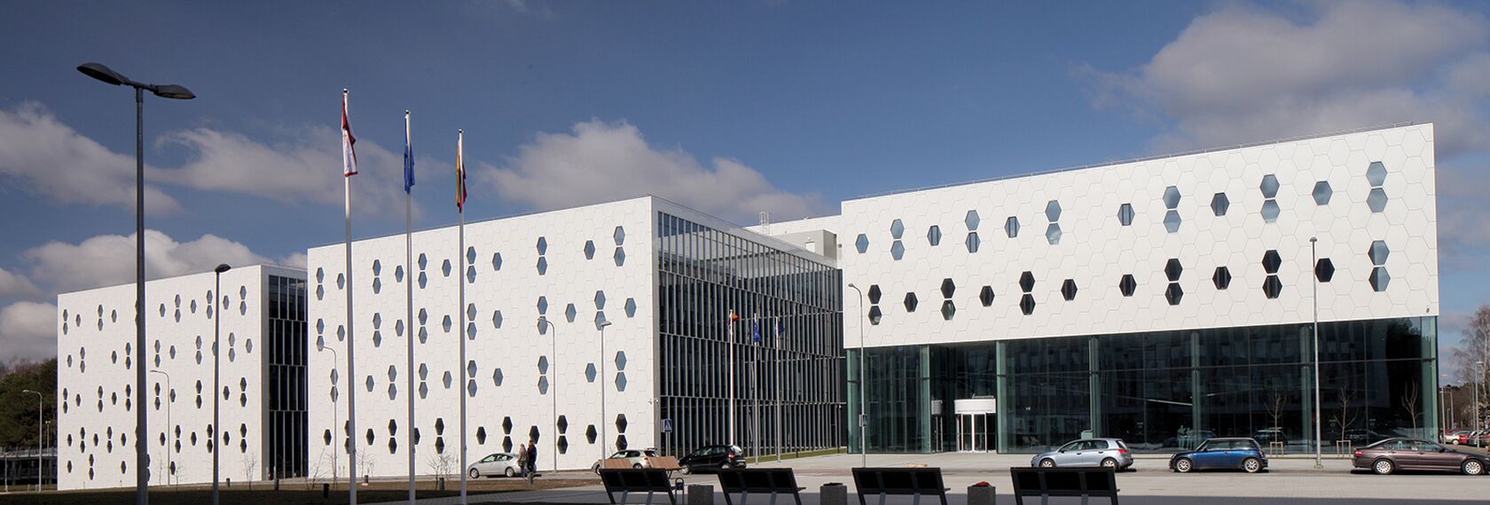 CI 45 Okna aluminiowe, ConceptSystem 77 Drzwi aluminiowe, ConceptSystem 77 Okna aluminiowe oraz CW 50-HI Ściany osłonowe aluminiowe - College/University National Centre of Physical and Technological Sciences zlokalizowany w Vilnius, Litwa