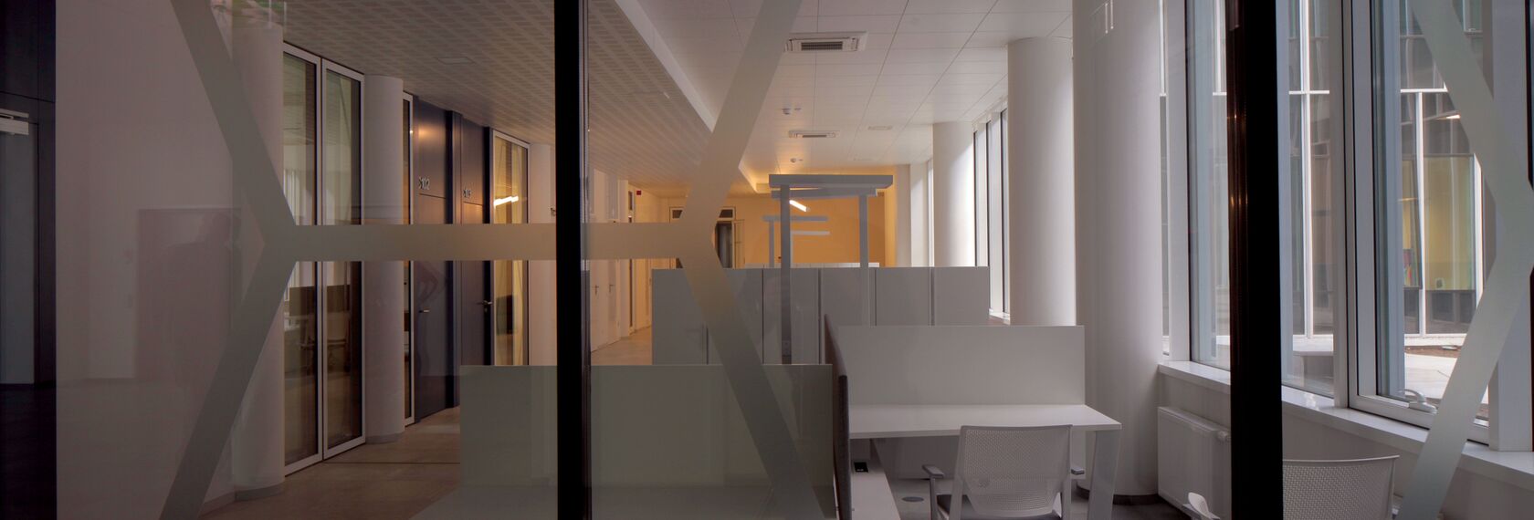 CI 45 Okna aluminiowe, ConceptSystem 77 Drzwi aluminiowe, ConceptSystem 77 Okna aluminiowe oraz CW 50-HI Ściany osłonowe aluminiowe - College/University National Centre  of Physical and Technological Sciences zlokalizowany w Vilnius, Litwa