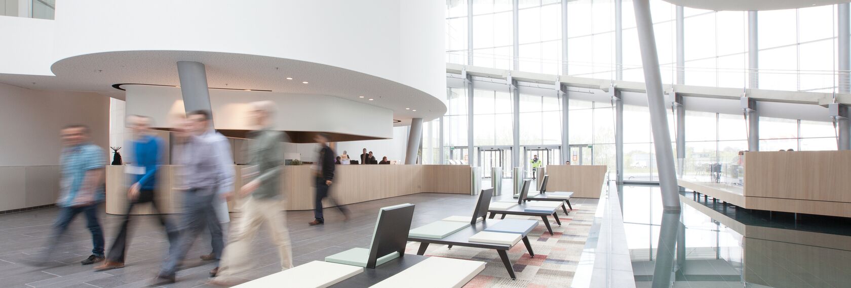 ConceptSystem 77 Okna aluminiowe oraz ConceptWall 50 Ściany osłonowe aluminiowe - Office building Barco One Campus zlokalizowany w Kortrijk, België