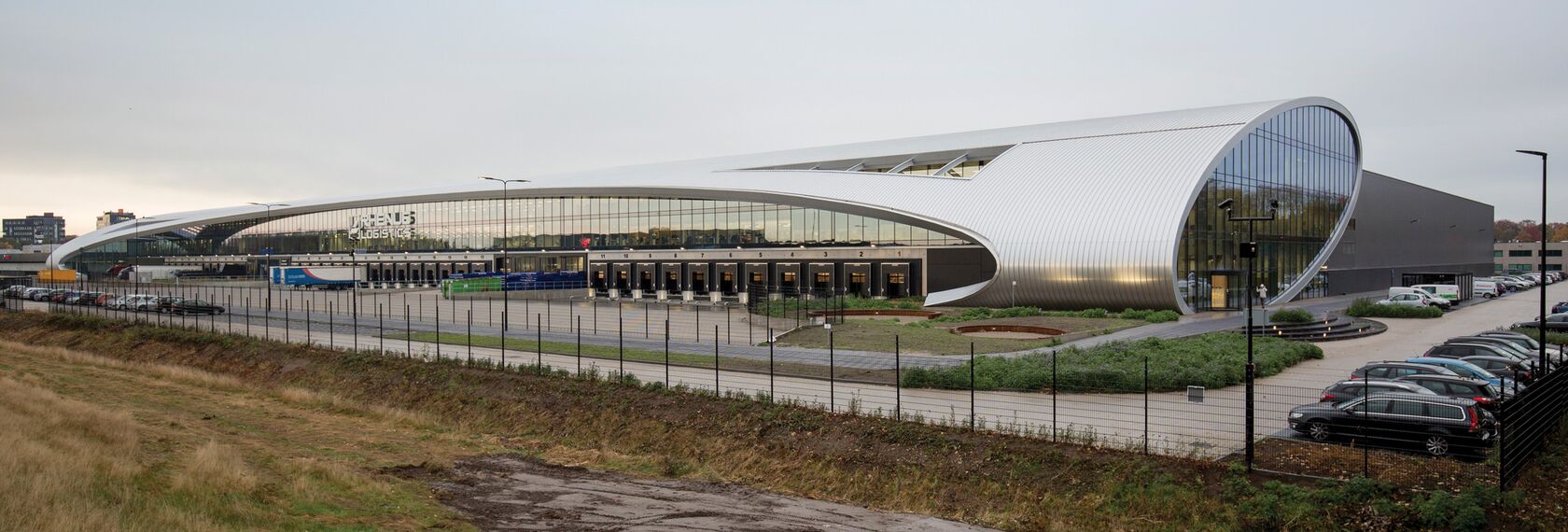 ConceptFolding 77 Drzwi tarasowe aluminiowe oraz ConceptWall 50 Ściany osłonowe aluminiowe - DC New Logic III zlokalizowany w Tilburg, Holandia