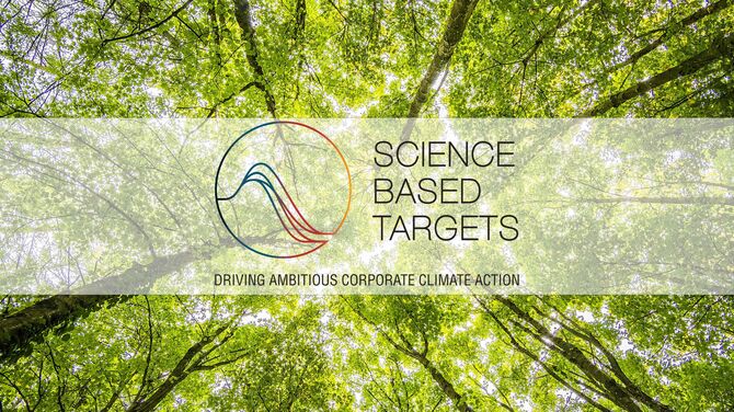 Logo inicjatywy Science Based Targets na tle zielonych czubków drzew.