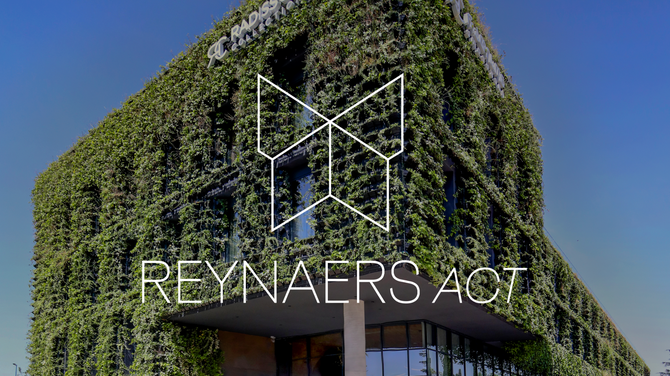 reynaers Logo Act przed zielonym budynkiem FASADA.