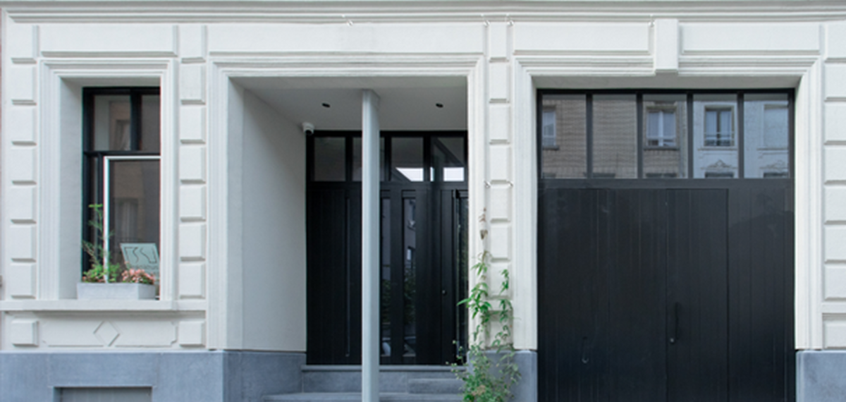 Najmodniejsze kolory drzwi zewnętrznych – drzwi SlimLine 38 z eleganckimi ciemnymi panelami 