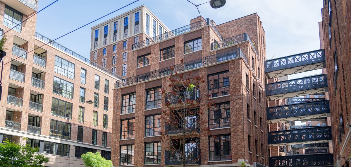 Budynek z cegły i stali w nowoczesnej dzielnicy miasta.