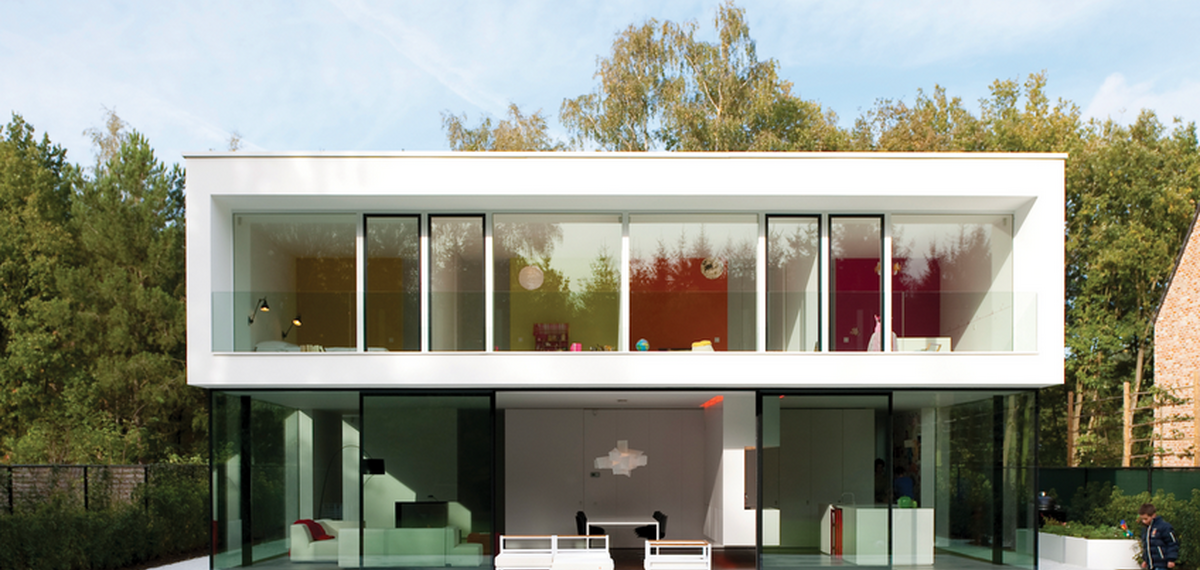 dom z oknami aluminiowymi