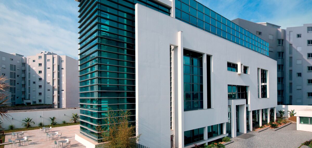 BriseSoleil 100 Osłony przeciwsłoneczne oraz ConceptWall 60 Ściany osłonowe aluminiowe - Embassy Embassy of Canada zlokalizowany w Tunis, Tunezja