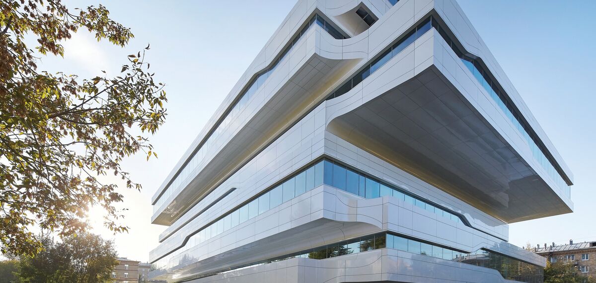 ConceptFolding 77 Drzwi przesuwne aluminiowe, ConceptSystem 77 Okna aluminiowe oraz CW 50-SC Ściany osłonowe aluminiowe - Office building Dominion Tower zlokalizowany w Moscow, Rosja