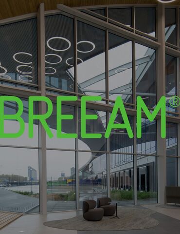 Logo BREEAM przed nowoczesnym centrum dystrybucyjnym.