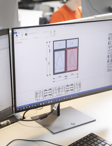 Model BIM okna na ekranie komputera w biurze
