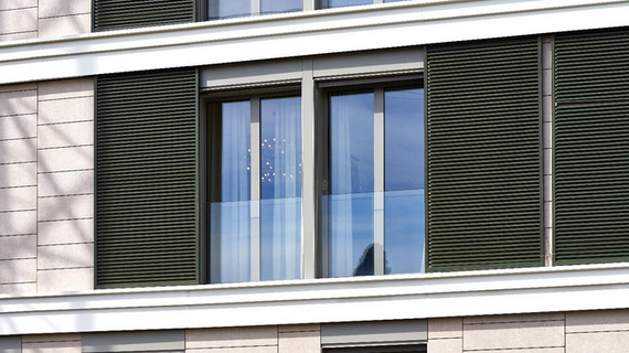 Profile okienne aluminiowe w nowoczesnym budynku