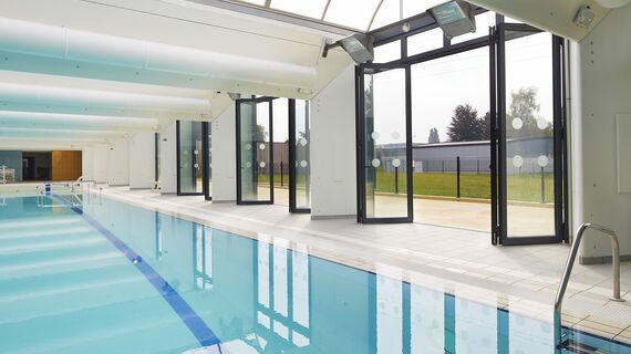 CS 86-HI (c) Systemy anulowane oraz ConceptFolding 77 Drzwi przesuwne aluminiowe - Swimming pool Swimming Pool zlokalizowany wFrancja