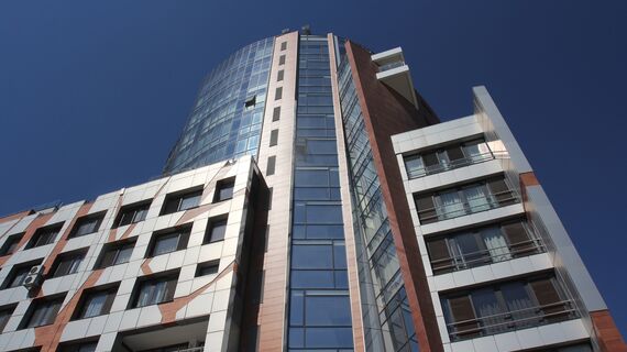 ConceptWall 50 Ściany osłonowe aluminiowe, ConceptSystem 77 Drzwi aluminiowe, ConceptSystem 77 Okna aluminiowe oraz BriseSoleil 40 Osłony przeciwsłoneczne - Silver city tower residential complex zlokalizowany w Sofia, Bulgarije