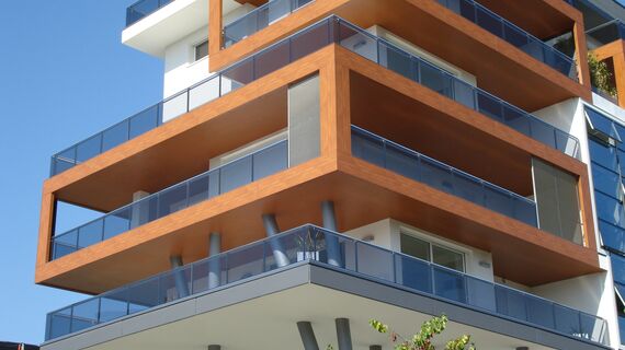 ConceptPatio 130 Drzwi przesuwne aluminiowe, ConceptWall 50 Ściany osłonowe aluminiowe, ThermoSystem 68 Okna aluminiowe oraz ConceptPatio 68 Drzwi przesuwne aluminiowe - Apartmentcompleks Tree House zlokalizowany w Lignano Sabbiadoro, Włochy