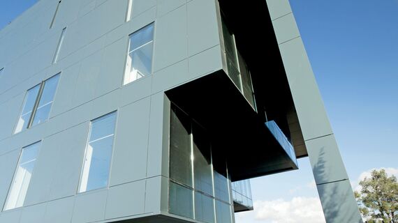 ConceptSystem 77 Okna aluminiowe oraz CW 50-SG Ściany osłonowe aluminiowe - Prosecutor’s Office Tbilisi zlokalizowany w Tbilisi, Gruzja