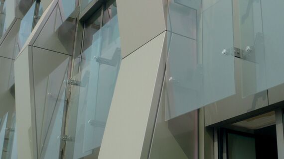 ConceptWall 60 Ściany osłonowe aluminiowe oraz CS 86-HI (c) Systemy anulowane - Apartmentcompleks Apartments Famagosta zlokalizowany w Milan, Włochy