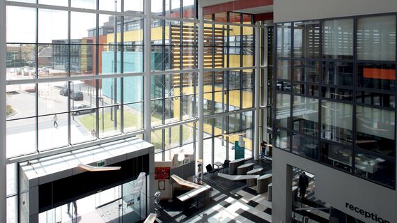 ConceptWall 50 Ściany osłonowe aluminiowe - College/University West Herts College zlokalizowany w West Herts, Zjednoczone Królestwo