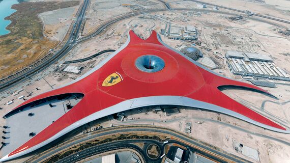 ConceptWall 86 Ściany osłonowe aluminiowe - Race track Ferrari World Abu Dhabi zlokalizowany w Abu Dhabi, Zjednoczone Emiraty Arabskie