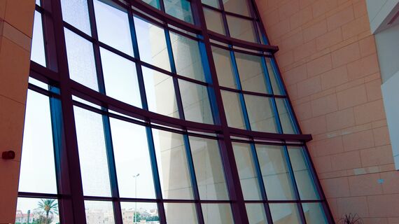 ConceptWall 50 Ściany osłonowe aluminiowe - Al Jawhara Center zlokalizowany w Salmaniya, Bahrajn