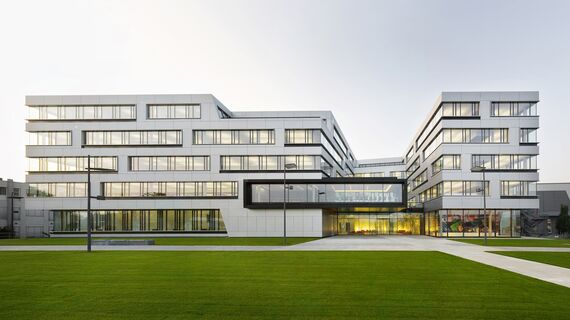 ConceptWall 50 Ściany osłonowe aluminiowe - S.Oliver Administrative Headquarters zlokalizowany w Rottendorf, Niemcy