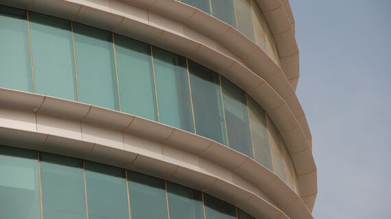 ConceptWall 50 Ściany osłonowe aluminiowe oraz CW 50-HL Ściany osłonowe aluminiowe - Office building Addax Tower zlokalizowany w Seef Area, Bahrajn