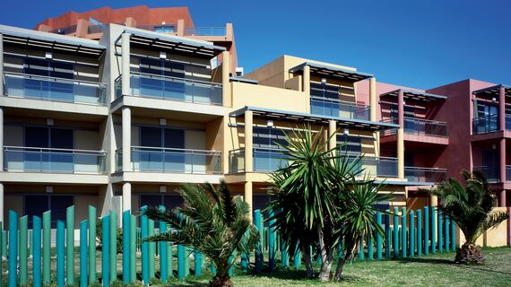 ConceptWall 50 Ściany osłonowe aluminiowe, ThermoRoof 200 Ogrody zimowe oraz RB 10 Systemy uzupełniające - Swimming pool Hotel Portobello zlokalizowany w Roquetas de Mar (Almeria), Hiszpania