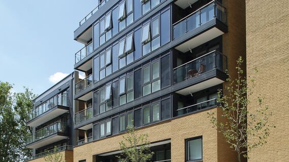 CS 38-SL Systemy anulowane, ConceptSystem 77 Okna aluminiowe, ConceptPatio 130 Drzwi przesuwne aluminiowe, Vision 50 Drzwi aluminiowe oraz ConceptWall 50 Ściany osłonowe aluminiowe - Apartmentcompleks Paynes & Borthwick zlokalizowany w London, Zjednoczone Królestwo