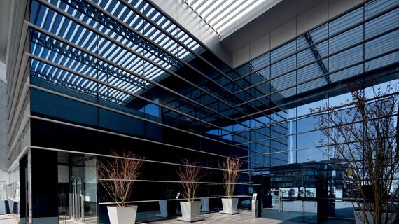 EcoSystem 50 Drzwi aluminiowe, ConceptSystem 77 Okna aluminiowe, ConceptSystem 77 Drzwi aluminiowe, EcoSystem 50 Okna aluminiowe oraz ConceptWall 50 Ściany osłonowe aluminiowe - Office building Ferbocar zlokalizowany w Madrid, Hiszpania